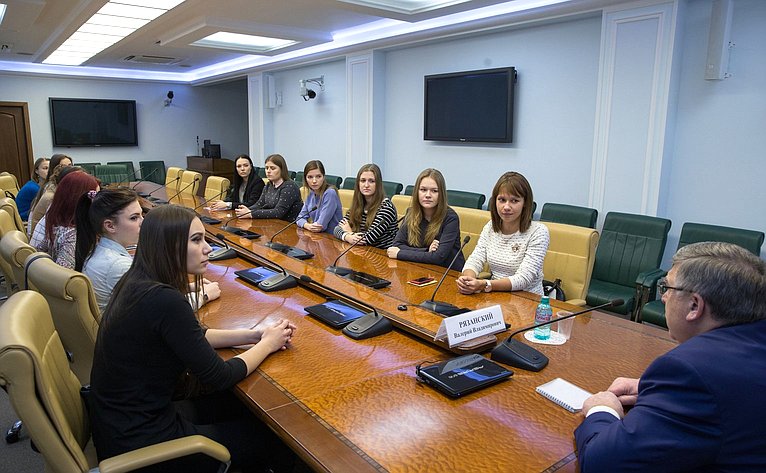 Встреча В. Рязанского с девушками
