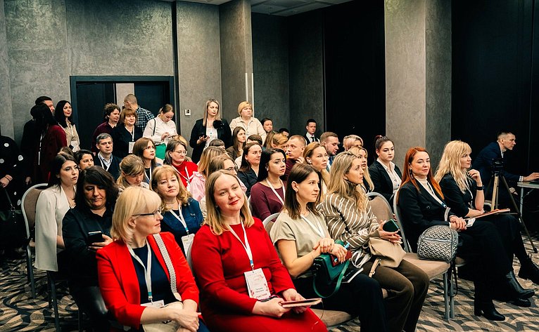 Айрат Гибатдинов посетил в Ульяновске Форум деловых женщин