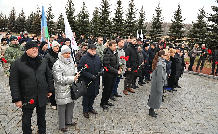 Сенаторы РФ приняли участие в ежегодной патриотической акции, приуроченной ко Дню Неизвестного Солдата