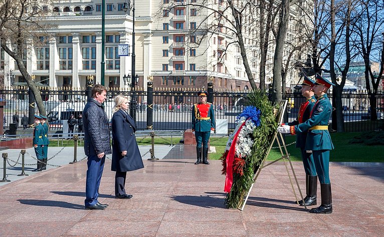 С. Цеков и О. Ковитиди приняли участие в возложении венков к могиле Неизвестного солдата в день годовщины освобождения Крыма от немецко-фашистских захватчиков