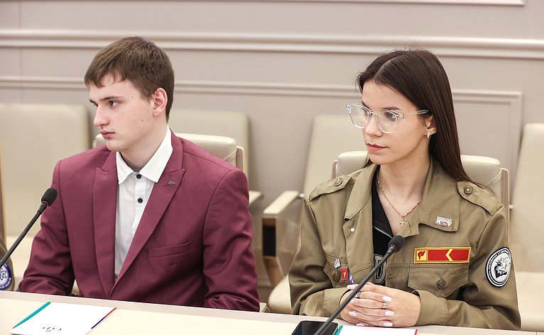 Анатолий Артамонов встретился в Совете Федерации с активистами калужского отделения организации «Российские Студенческие Отряды»