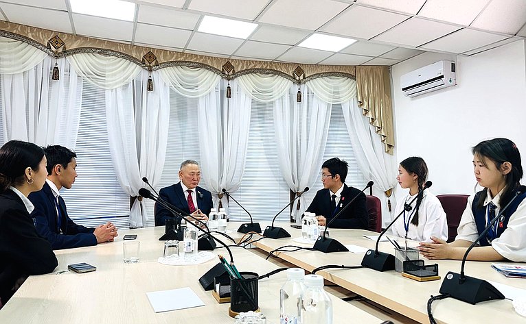 Сахамин Афанасьев в День российской печати встретился с юнкорами Якутии