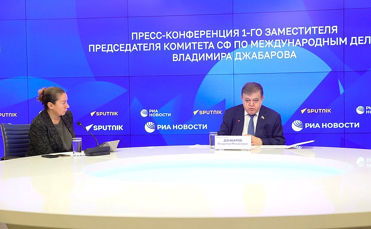 В ММПЦ «Россия сегодня» прошла пресс-конференция председателя Комиссии СФ по защите государственного суверенитета и предотвращению вмешательства во внутренние дела РФ Владимира Джабарова о приоритетах и задачах, стоящих перед Комиссией