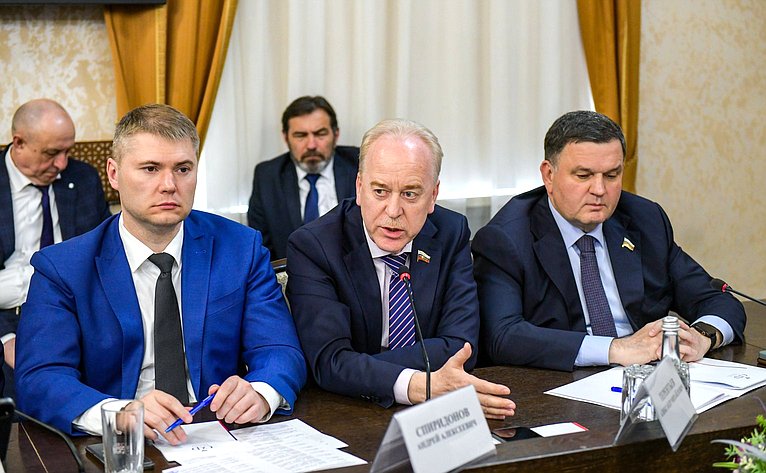 Вячеслав Тимченко провел расширенное заседание по вопросам контрольно-надзорной деятельности в Республике Хакасия