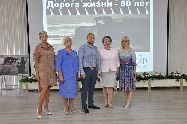 Елена Писарева в ходе поездки в регион приняла участие в открытии выставки детского рисунка, посвящённой «Дороге жизни»