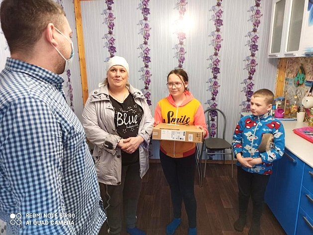 Валерий Марков, зная реальную ситуацию, решил помочь и закупил 10 ноутбуков для особо нуждающихся семей в Республике Коми
