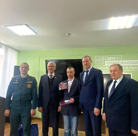 Сергей Брилка наградил памятной медалью Совета Федерации «За проявленное мужество» мальчика, спасшего отца при пожаре