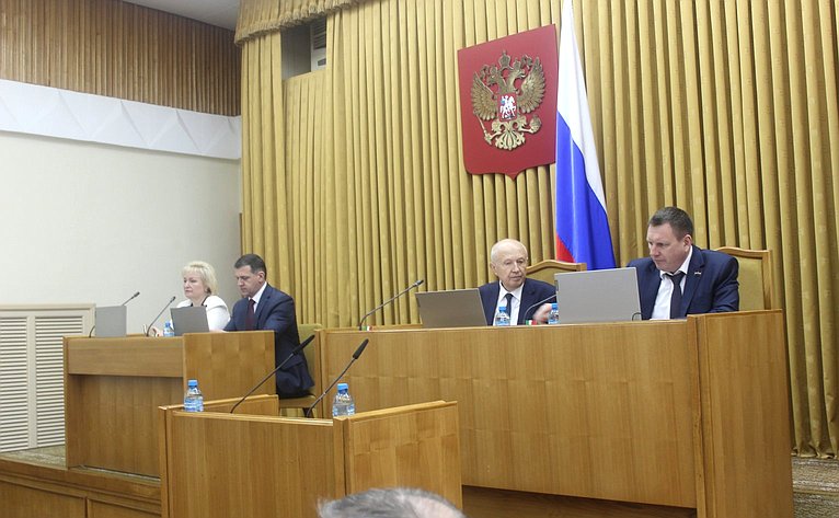 Александр Савин в ходе поездки в регион принял участие во внеочередном, пятом заседании пятой сессии Законодательного Собрания Калужской области