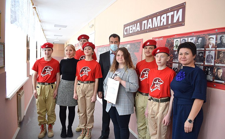 Эдуард Исаков в рамках рабочей недели в регионе посетил среднюю общеобразовательную школу №3 города Ханты-Мансийска