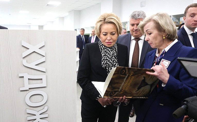 В рамках работы Х Парламентского форума «Историко-культурное наследие России» в Великом Новгороде Валентина Матвиенко посетила детскую общеобразовательную школу имени Г.Р. Державина и Дом музыки имени С.В. Рахманинова