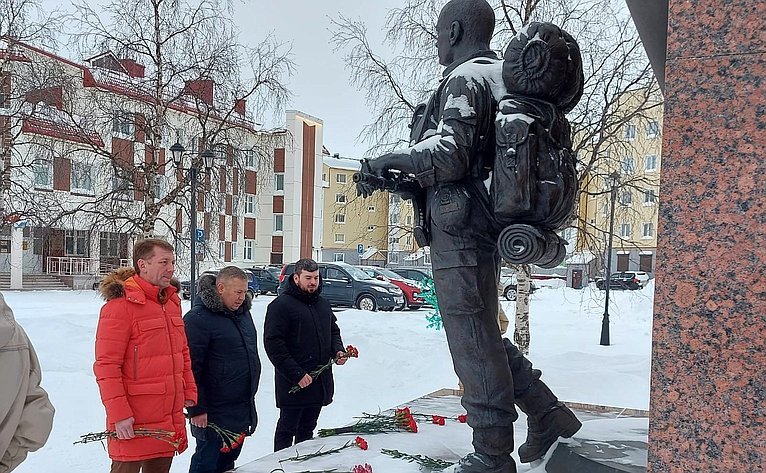 Денис Гусев почтил память воинов-интернационалистов в городе Нарьян-Маре