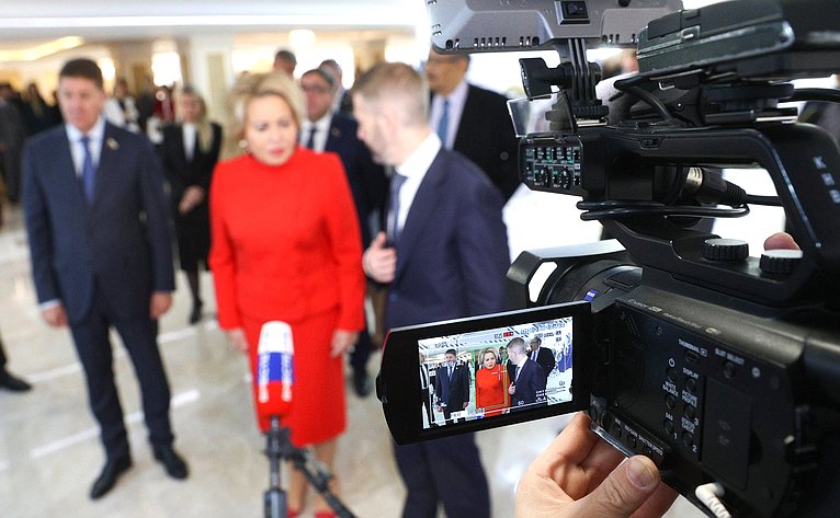 Валентина Матвиенко и Владислав Кузнецов осмотрели выставку, развернутую в Совете Федерации, которая посвящена истории, современности и перспективам развития Чукотского автономного округа