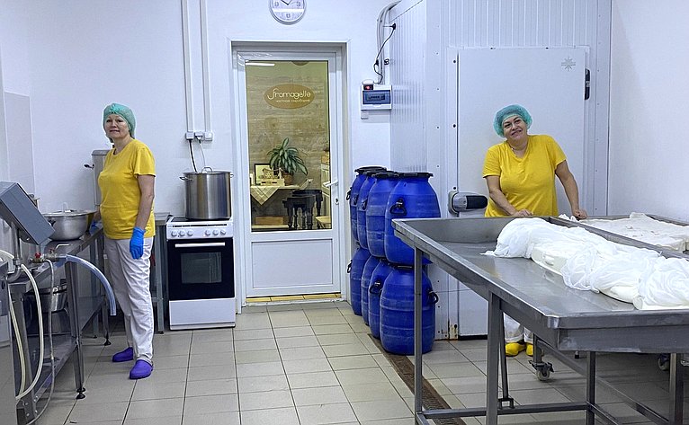 Олег Алексеев в ходе работы в регионе посетил сыроварню
