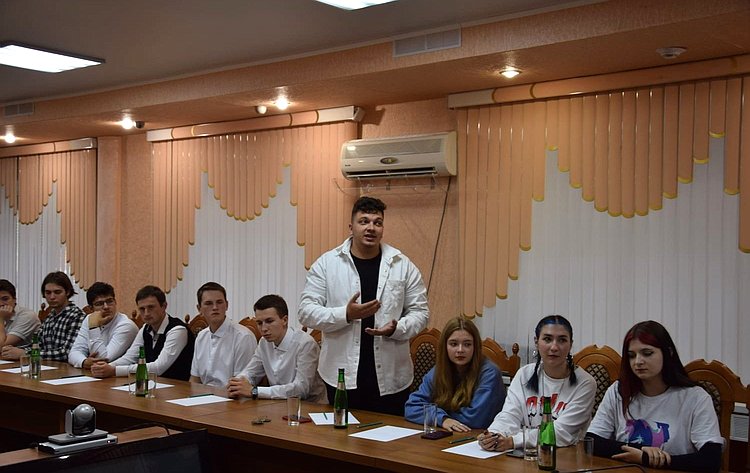 Сергей Горняков встретился с активной молодежью и студентами городского округа города Михайловка