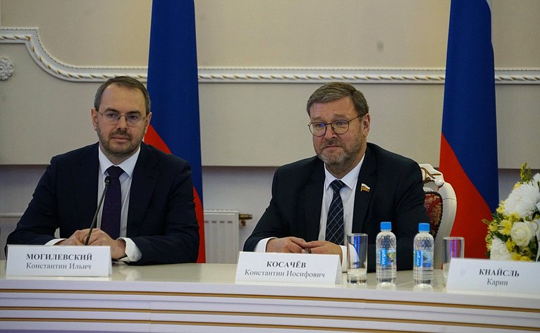 Заместитель Председателя СФ Константин Косачев принял участие в церемонии присвоения званий Посла российского образования и науки
