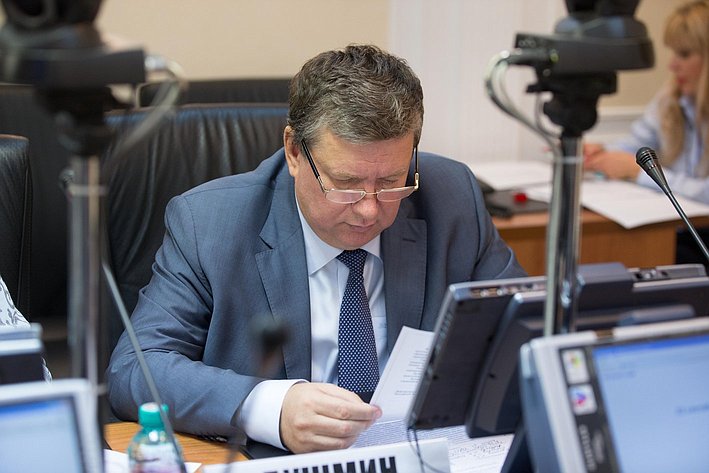 Евгений Бушмин провел совещание, посвященное изменениям налогового законодательства в связи с принятием нового классификатора видов экономической деятельности