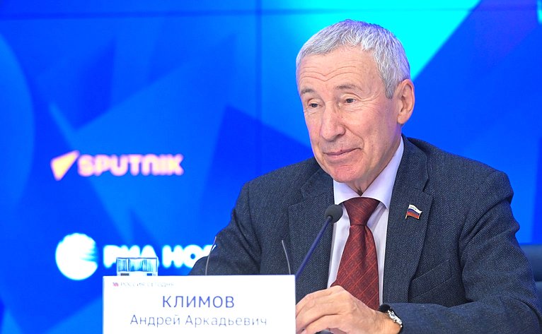 Председатель Комиссии Совета Федерации по защите государственного суверенитета и предотвращению вмешательства во внутренние дела РФ Андрей Климов провел брифинг, посвященный актуальной международной повестке