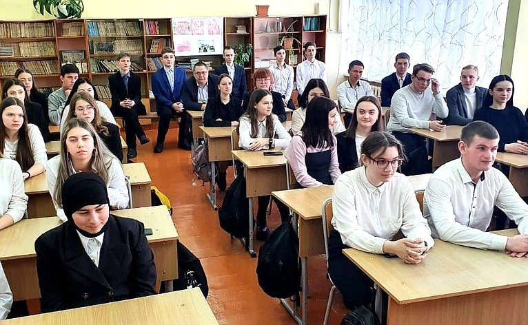 Андрей Базилевский поговорил со школьниками и педагогическим сообществом об актуальных вопросах обновления образовательной инфраструктуры Советско-Гаванского района
