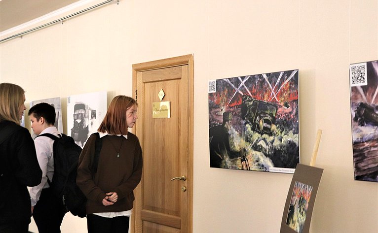 Римма Галушина открыла в Ненецком автономном округе выставку рисунков, посвященных 80-летию «Дороги жизни»