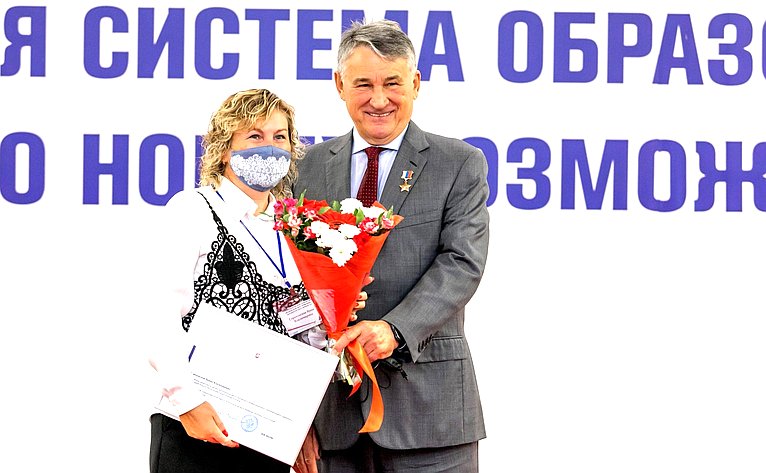 Юрий Воробьев вручил награды работникам сферы образования