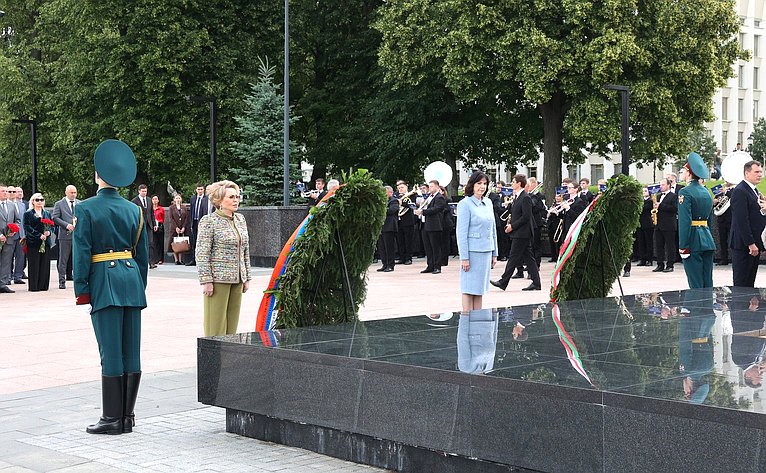 Церемония возложения венков к Вечному огню