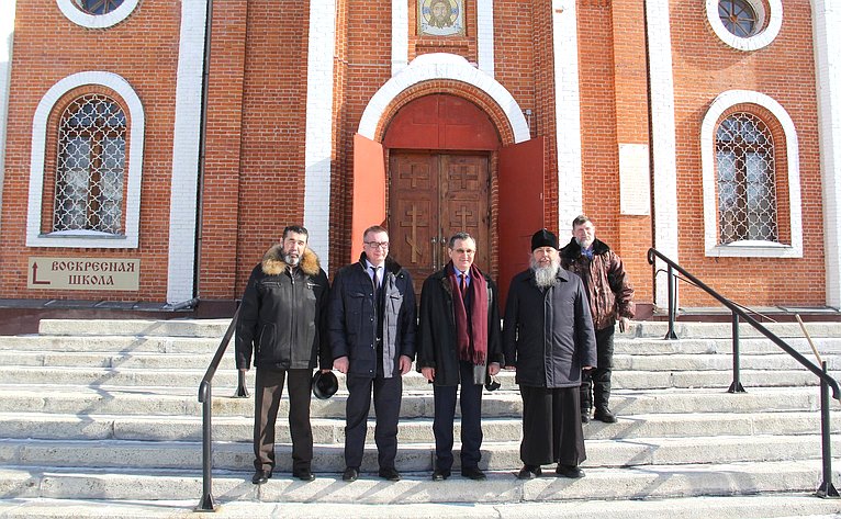 Николай Федоров и глава администрации Новочебоксарска посетили храм святого князя Владимира