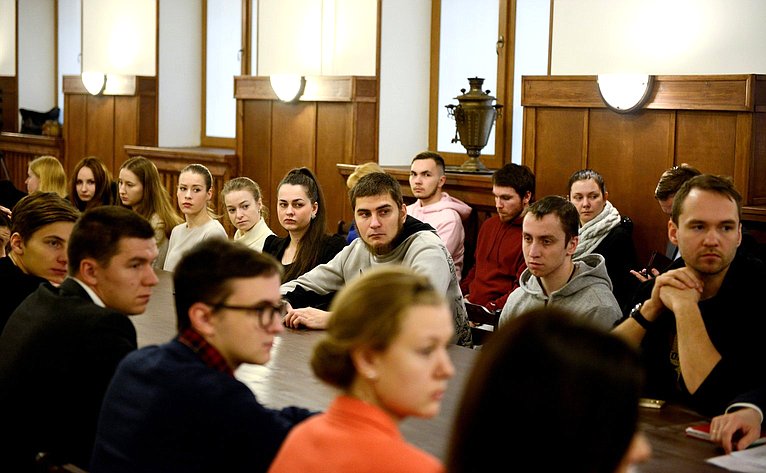А. Кутепов провел встречу с молодыми активистами Калининского района Санкт-Петербурга