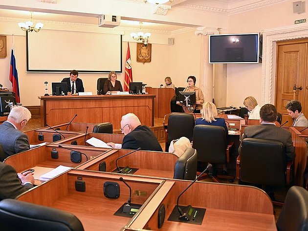Ирина Кожанова приняла участие в заседании комитета Смоленской областной Думы по социальной политике