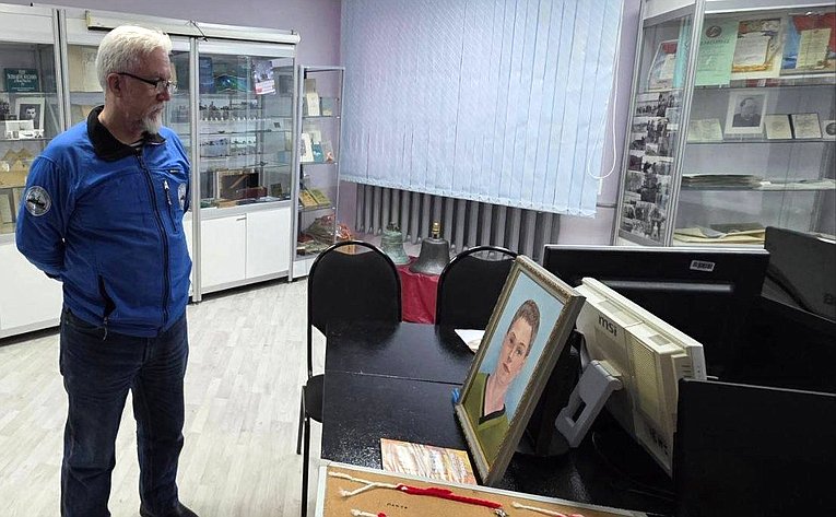 Владимир Пушкарев посетил выставку, посвященную военным страницам истории Ямала