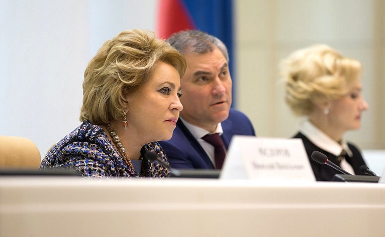 В. Матвиенко и В. Володин на заседании Совета законодателей