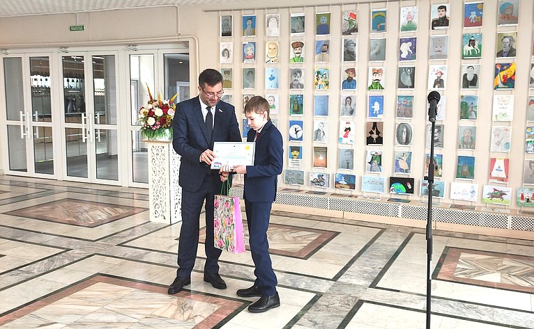 Николай Владимиров вручил награды участникам конкурса рисунков, инициированного Советом Федерации