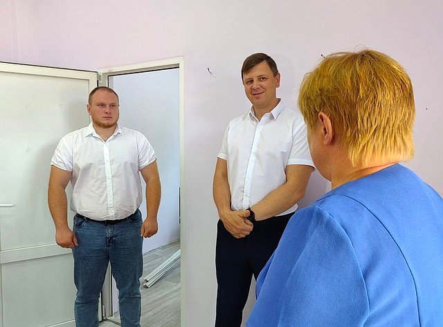 Артем Малащенков посетил сельский дом культуры в Монастырщинском районе