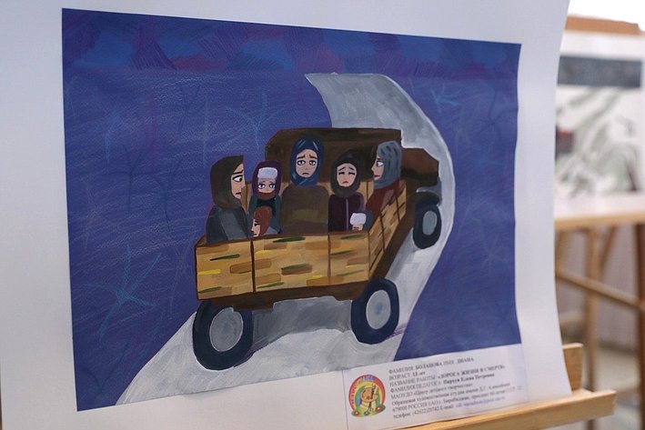 Юрий Валяев осмотрел экспозицию региональный этап конкурса детского рисунка, посвященного «Дороге жизни»