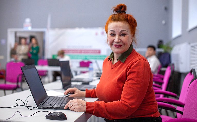 Инна Святенко посетила московский Колледж связи, где прошел чемпионат по компьютерному многоборью среди граждан старшего возраста