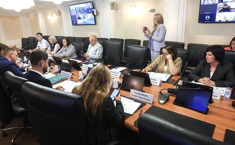 Круглый стол Комитета СФ по социальной политике «Актуальные вопросы самореализации молодежи в новых субъектах Российской Федерации»