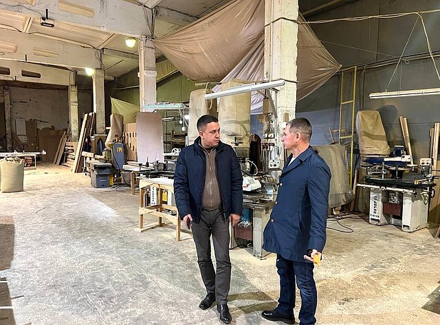 Айрат Гибатдинов посетил фабрику в Заволжском районе Ульяновской области, которая специализируется на деревообработке