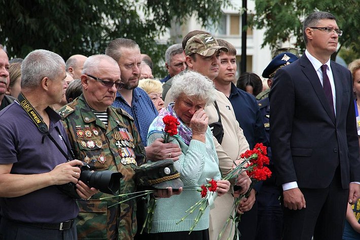 Андрей Шохин принял участие в открытии во Владимире памятника Герою России Роману Кутузову