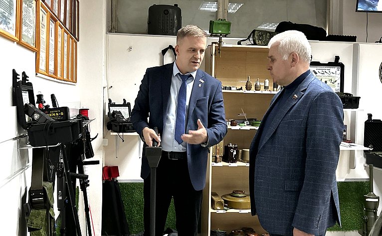 Сергей Мартынов оценил производственные мощности по выпуску оборудования для обнаружения взрывоопасных предметов