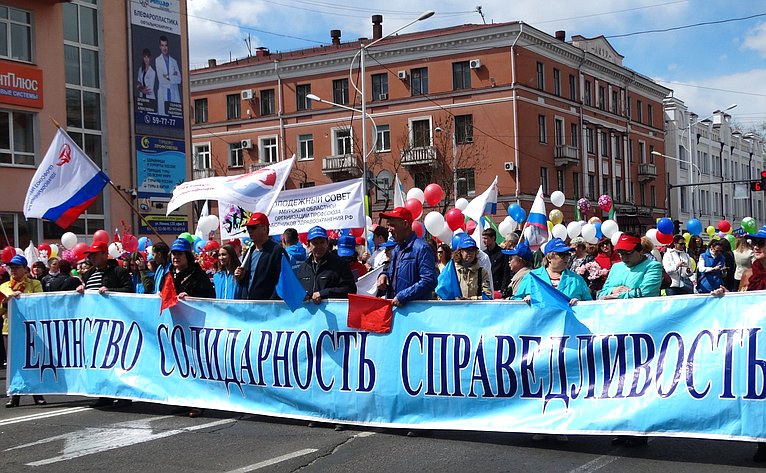 Александр Суворов принял участие в праздничном первомайском шествии, организованном в Благовещенске