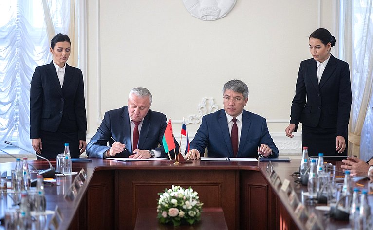 В. Матвиенко и М. Мясникович провели совместную встречу с руководителями субъектов России и Беларуси