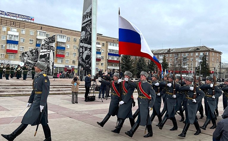 Виктор Шептий посетил торжественное открытие стелы «Город трудовой доблести» на главной площади г. Каменск-Уральский