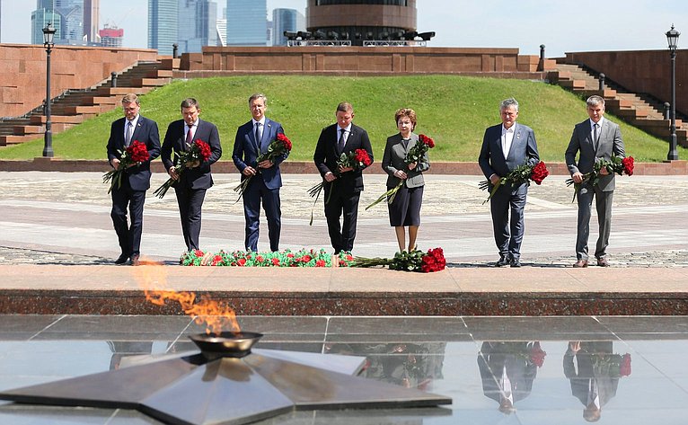 Валентина Матвиенко возложила цветы к Вечному огню в Парке Победы на Поклонной горе