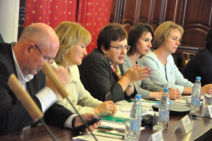 Елена Бибикова провела круглый стол о развитии в стране системы долговременного ухода за гражданами пожилого возраста и инвалидами
