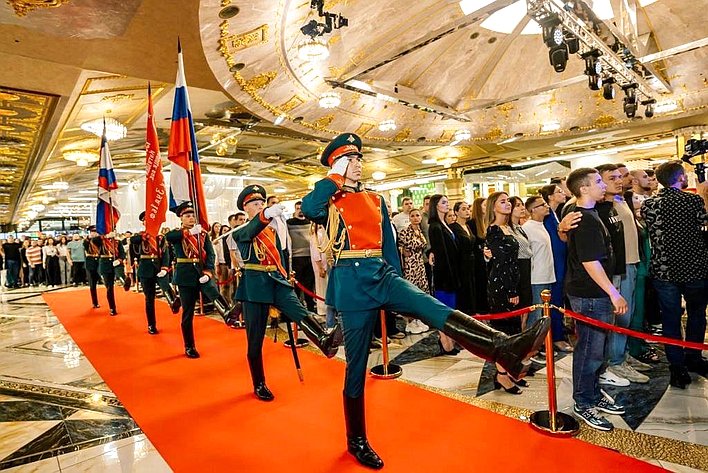 Виктор Шептий принял участие в торжественном открытии фотовыставки о героях специальной военной операции «За ленточкой»