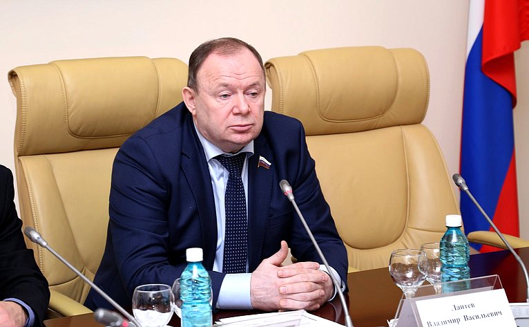 Под председательством В. Лаптева в Законодательном собрании Новосибирской области состоялось совещание