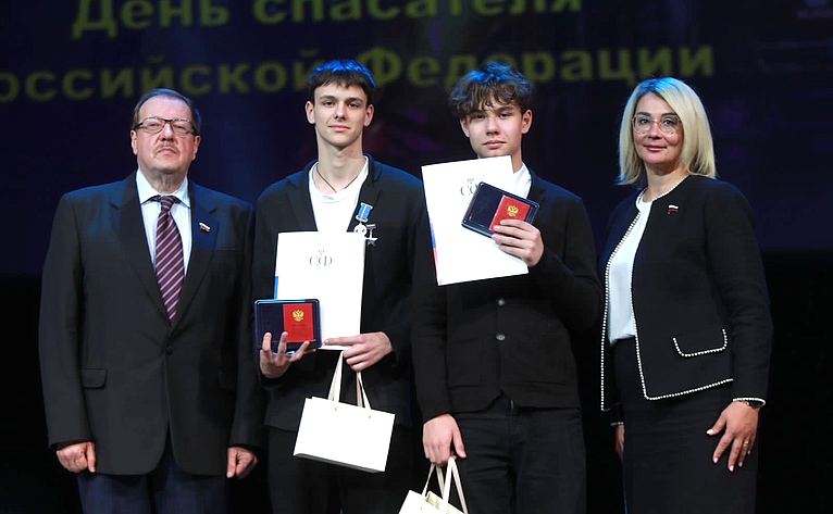 Наталия Косихина и Александр Русаков в торжественной обстановке вручили юным героям из города Углича