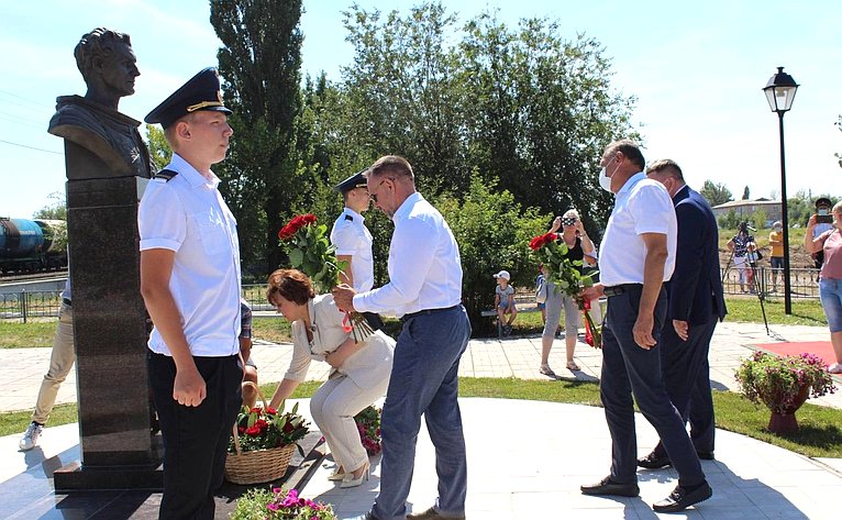 На Привокзальной площади города Красный Кут прошла торжественная церемония открытия бюста Герману Титову