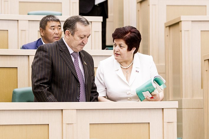 Ильяс Бечелов и Людмила Козлова на 358 заседании Совета Федерации