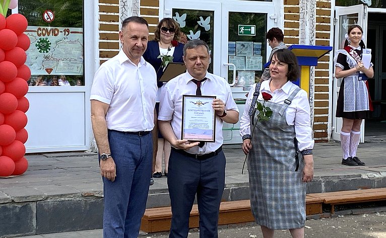 Олег Алексеев принял участие в празднике «Последний звонок» в школе № 4 г. Маркса