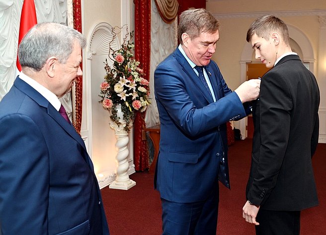 Анатолий Артамонов и Александр Савин в Калуге вручили награды подросткам, проявившим мужество в экстремальных ситуациях и спасшим человеческие жизни